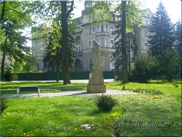 Slovan -  Hotel Royal a socha Adama Trajana